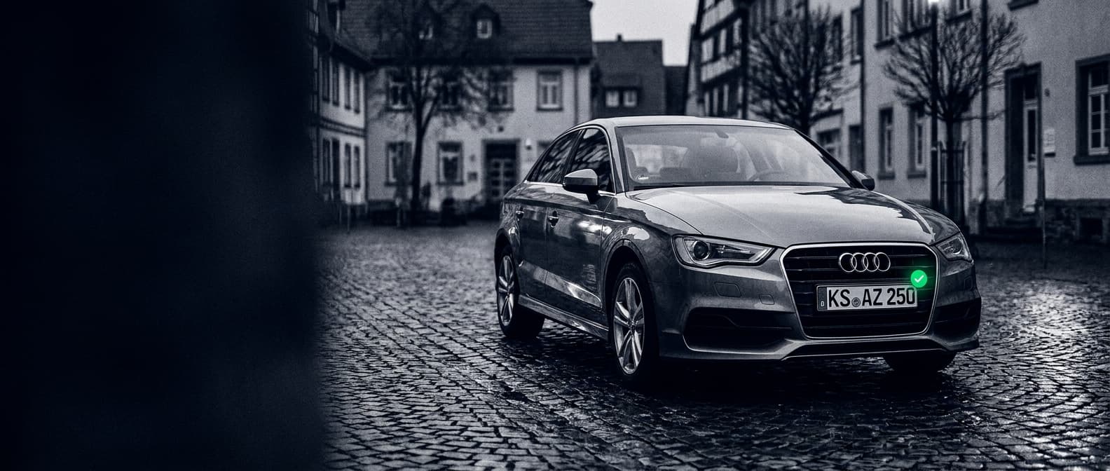 Modernes Auto mit frisch freigegebenem Kennzeichen in Kassel